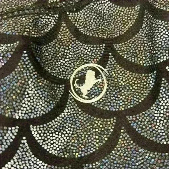 Metallic Mermaid Scruch Booty Capri Leggings - Picture 7 of 7